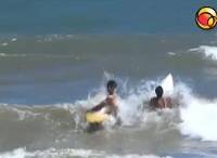 Bellucci se arrisca no surfe