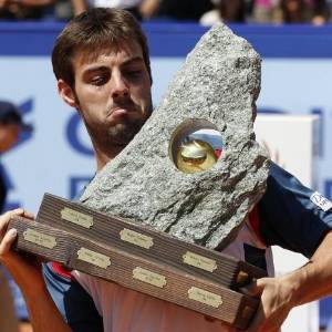 Após vencer Verdasco, Granollers teve dificuldades para erguer o troféu do Torneio de Gstaad - Pascal Lauener/Reuters