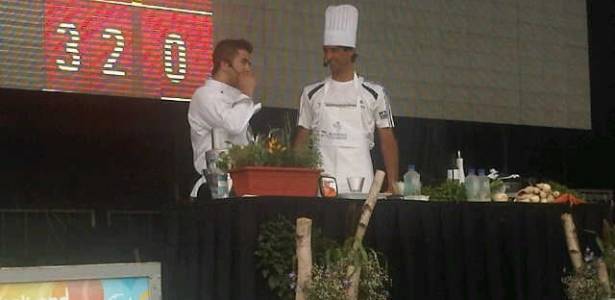 Thomaz Bellucci cozinha em evento do Masters 1000 de Montréal, no Canadá (07/08/2011)