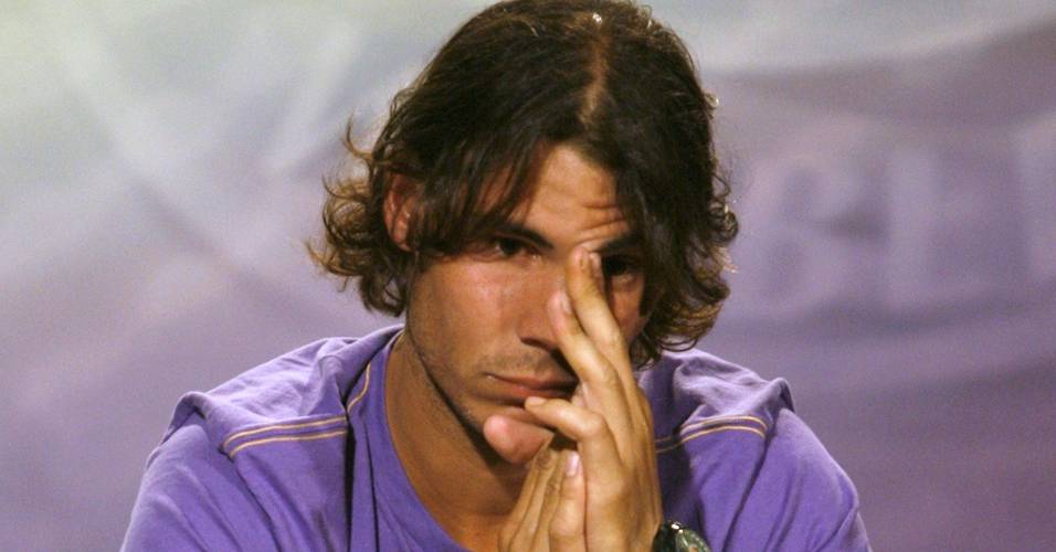 Rafael Nadal chora ao anunciar sua desistência de Wimbledon-2009 alegando lesão nos joelhos (19/06/2009)