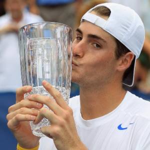 John Isner beija o troféu após vencer o Winston-Salem Open - Streeter Lecka/Getty Images/AFP