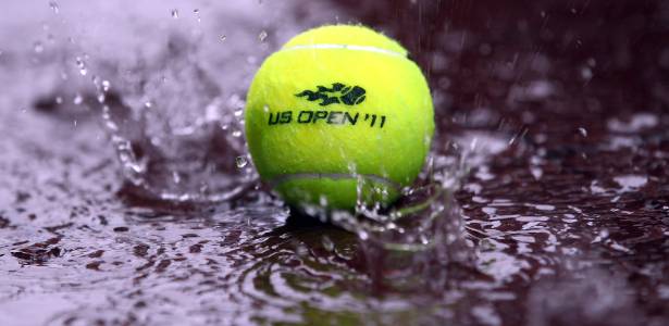 Bola oficial do Aberto dos EUA boia durante chuva forte causada pelo furacão Irene - Julian Finney/Getty Images/AFP