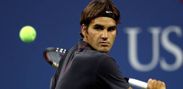 Roger Federer rebate bola em estreia muito tranquila pelo Aberto dos Estados Unidos - Julian Finney/Getty Images/AFP