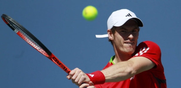 Andy Murray rebate bola no jogo contra John Isner - REUTERS/Jessica Rinaldi