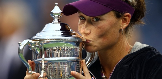 Samantha Stosur beija a taça do Aberto dos EUA após vencer Serena Williams na final - Clive Brunskill/Getty Images/AFP