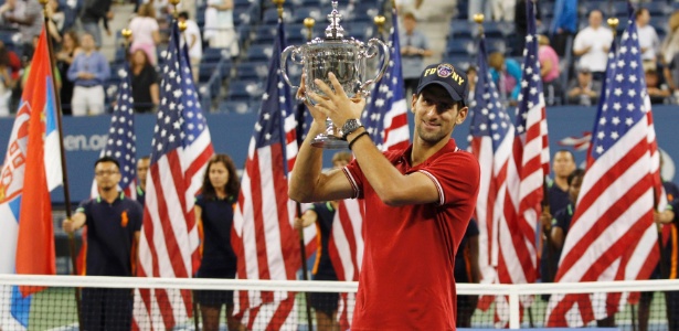 Novak Djokovic sorri e exibe troféu após vencer Rafael Nadal na final do Aberto dos EUA - Jessica Rinaldi/Reuters