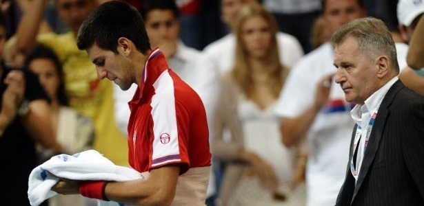 Novak Djokovic chora eliminação da Sérvia na Copa Davis, contra a Argentina, em casa - AFP PHOTO / ANDREJ ISAKOVIC