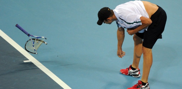 Andy Roddick destrói raquete na derrota para o sul-africano Kevin Anderson em Pequim - Mark Ralston/AFP