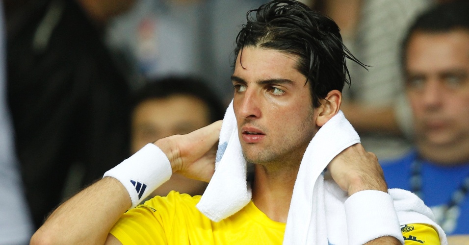 Thomaz Bellucci coloca toalha no pescoço durante a partida contra o russo Mikhail Youzhny pela Copa Davis (18/09/2011)
