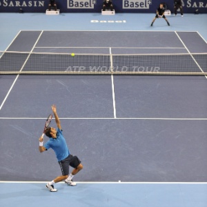 Roger Federer saca no duelo contra o finlandês Jarkko Nieminen no Torneio da Basileia - EFE/Georgios Kefalas