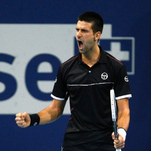 Novak Djokovic enfrenta o japonês Nishikori na semifinal do torneio suíço - AFP PHOTO / FABRICE COFFRINI