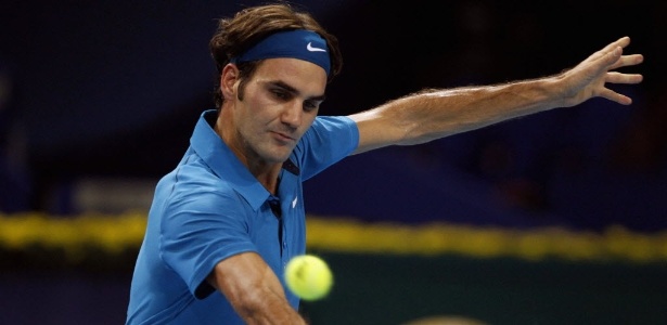 Roger Federer em ação durante vitória sobre Roddick na Basileia, na Suíça - Arnd Wiegman/Reuters