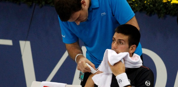 Djokovic recebe atendimento médico após sentir dores no ombro direito na semifinal - Arnd Wiegmann/Reuters