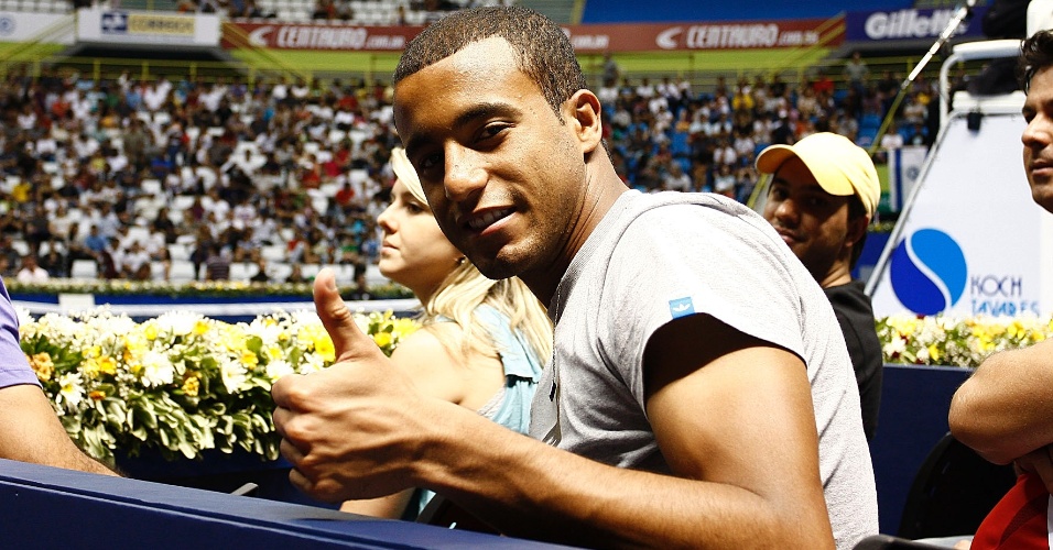 O meia Lucas, do São Paulo, aproveitou a folga para assistir a final do ATP Challenger Finals no Ibirapuera (20/11/2011)