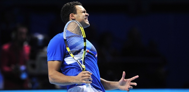 Jo-Wilfried Tsonga lamenta ponto perdido na partida contra o suíço Federer em Londres - Glyn Kirk/AFP