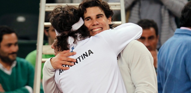 Nadal abraça o argentino Juan Monaco em prévia do confronto final da Copa Davis - Julio Muñoz/EFE