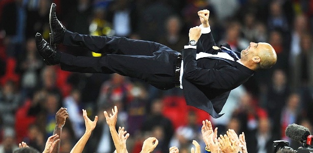 Técnico Josep Guardiola é jogado para o alto pelos seus comandados do Barcelona - AFP PHOTO / LLUIS GENE