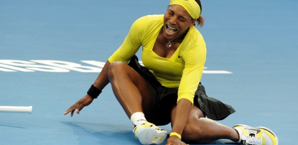 Serena Williams grita na hora da torção do tornozelo no jogo contra Bojana Jovanovski  - EFE/DAVE HUNT