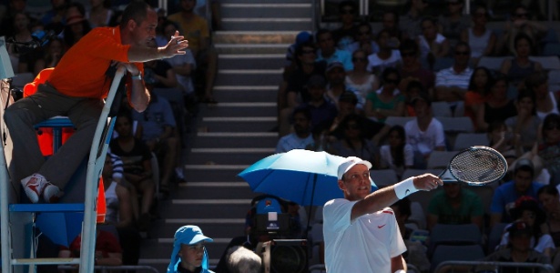 Tomas Berdych reclama com o árbitro da cadeira durante o duelo com Nicolas Almagro - REUTERS/Darren Whiteside