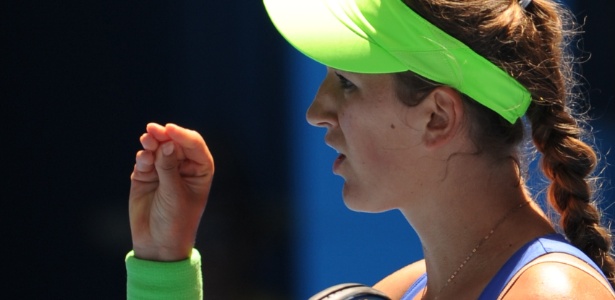 Victoria Azarenka gesticula durante vitória sobre Kim Clijsters no Aberto da Austrália - William West/AFP