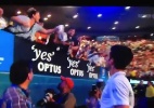 Blog: Djokovic joga camisa da final para garotinha, mas mulher rouba o souvenir; assista - Reprodução de TV