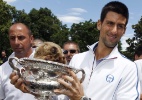 Fotos: Djokovic brinca com marsupial de pelúcia e mostra troféu do Aberto da Austrália - Barbara Walton/EFE