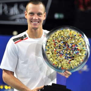 Tomas Berdych exibe troféu de campeão do Torneio de Montpellier - AFP PHOTO / PASCAL GUYOT