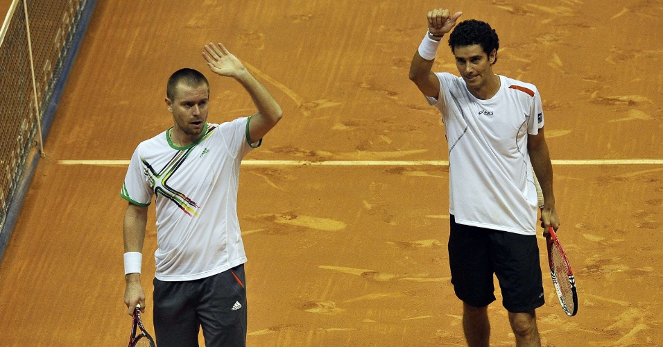 André Sá e Michal Mertinak, da Eslováquia, comemoram vitória no Aberto do Brasil (18/02/2012)