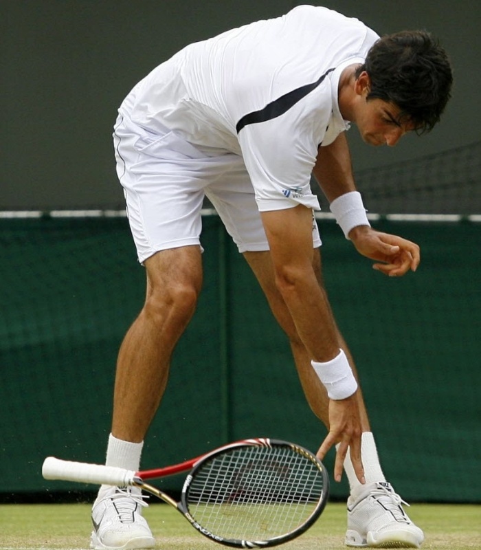 Raquete de Bellucci é atirada no chão após erro em partida em Wimbledon, em 2010
