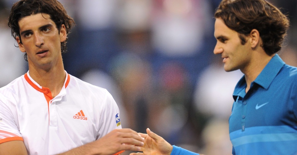 Bellucci e Federer se cumprimentam após partida pelas oitavas de final entre os dois em Indian Wells (14/03/2012)