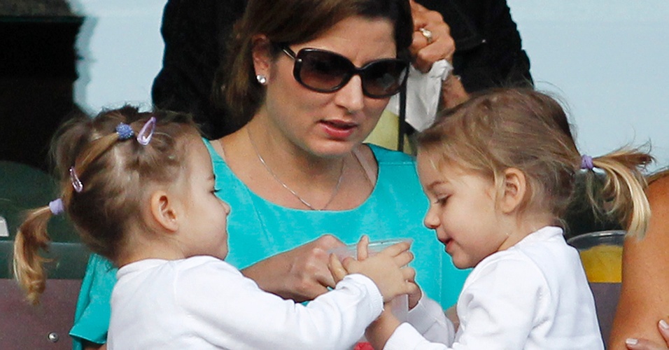 Mirka Vavrinec, mulher de Federer, e as filhas do casal acompanharam de perto a vitória do tenista suíco contra o brasileiro Thomaz Bellucci pelas oitavas de final em Indian Wells (14/03/2012)