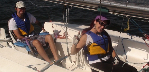 Bruno Neves e sua parceira Elaine Cunha durante um treino de vela adaptada na represa de Guarapiranga