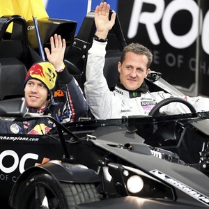 Sebastian Vettel e Michael Schumacher celebram o título da Alemanha na Corrida dos Campeões - EFE/ROLAND WEIHRAUCH