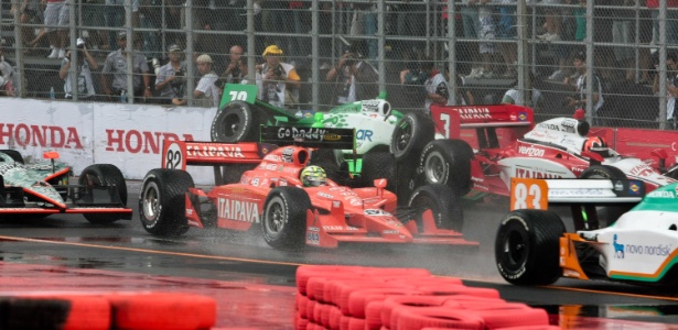 Chuva e acidentes marcaram início da prova da Indy de 2011 em São Paulo - Thiago Bernardes/UOL