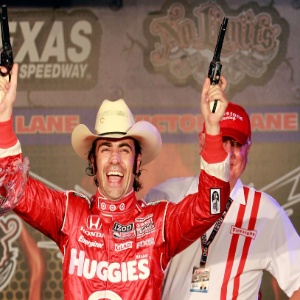 Ao estilo cowboy, Dario Franchitti comemora vitória na primeira das duas etapas do Texas - Tom Pennington/Getty Images/AFP