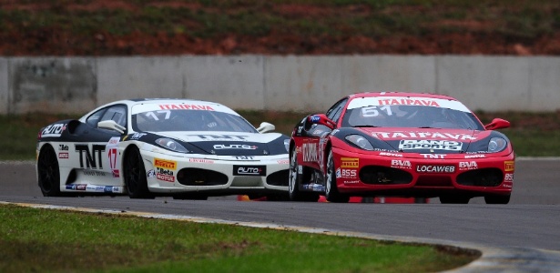 Otávio Mesquita (carro vermelho) faz ultrapassagem e vence prova da GT4 - Duda Bairros/Divulgação