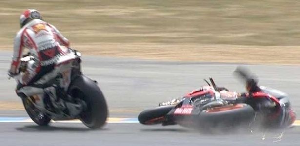 Marco Simoncelli derruba o espanhol Dani Pedrosa no GP da França  - Moto GP