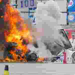 Carro de Tuka Rocha pegou fogo durante etapa da Stock Car em 2011; piloto saltou do veículo em movimento, mas passou dois dias na UTI -  Marcos Velloso/Photocamera