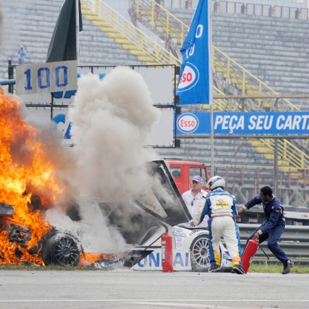 Carro de Tuka Rocha pegou fogo durante etapa da Stock Car em 2011; piloto saltou do veículo em movimento, mas passou dois dias na UTI -  Marcos Velloso/Photocamera