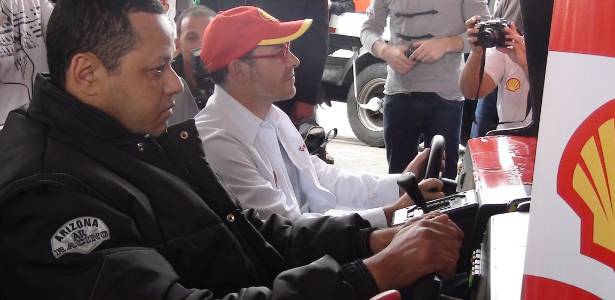 Villeneuve vence motoboy de São Paulo em desafio promocional de videogame - Bruno Freitas/UOL