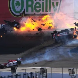 Acidente envolve 15 carros na Fórmula Indy neste domingo (16/10/11); entre eles, Dan Wheldon, que não resistiu aos ferimentos e morreu - Robert Laberge/Getty Images