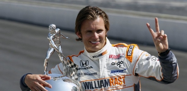Wheldon com troféu das 500 Milhas de Indianápolis de 2011; piloto morreu há um ano - REUTERS/Jeff Haynes