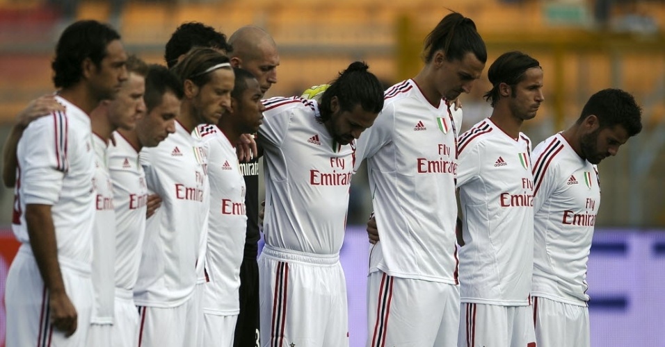 Jogadores do Milan prestam homenagem a Marco Simoncelli antes do jogo contra o Lecce (23/10/2011)