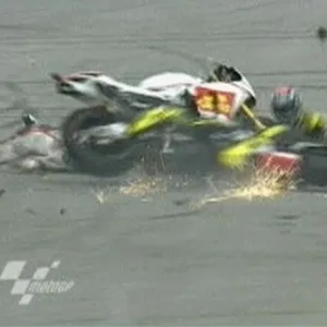 Marco Simoncelli sofre grave acidente durante o GP da Malásia de MotoGP (23/10/2011) - Reprodução/TV