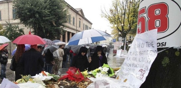 Fãs homenagearam Marco Simoncelli com cartazes na cidade italiana de Coriano - Maurizio Parenti/AFP