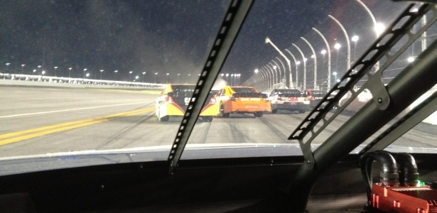 Brad Keselowski tuitou durante a corrida e postou uma foto do acidente de Montoya  - Reprodução/Twitter