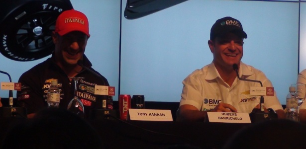 Rubens Barrichello brinca com Tony Kanaan durante anúncio de acordo na Indy - Rafael Krieger/UOL