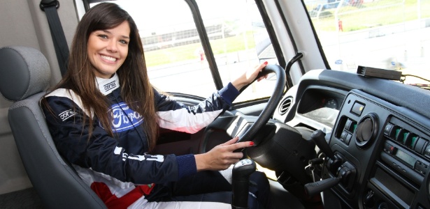 Talula foi contratada para guiar o pace car da Fórmula Truck - Orlei Silva/Divulgação