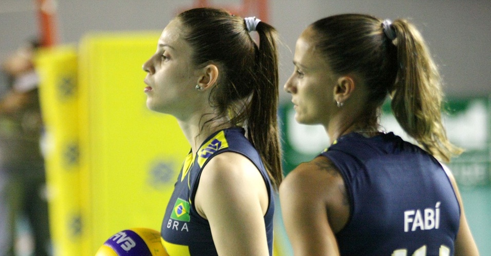 Camila Brait (e) é a sucessora de Fabi (d) na posição de líbero da seleção brasileira