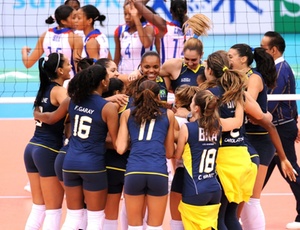 Brasil e Cuba fizeram neste domingo um clssico como se esperava: com ataques muito fortes e certa provocao. E o resultado tambm foi o esperado. Mesmo levando um susto, a seleo brasileira venceu por 3 sets a 1, com parciais de 23-25, 25-20, 25-13 e 25-18, e ficou a uma vitria das semifinais do Mundial feminino de vlei.